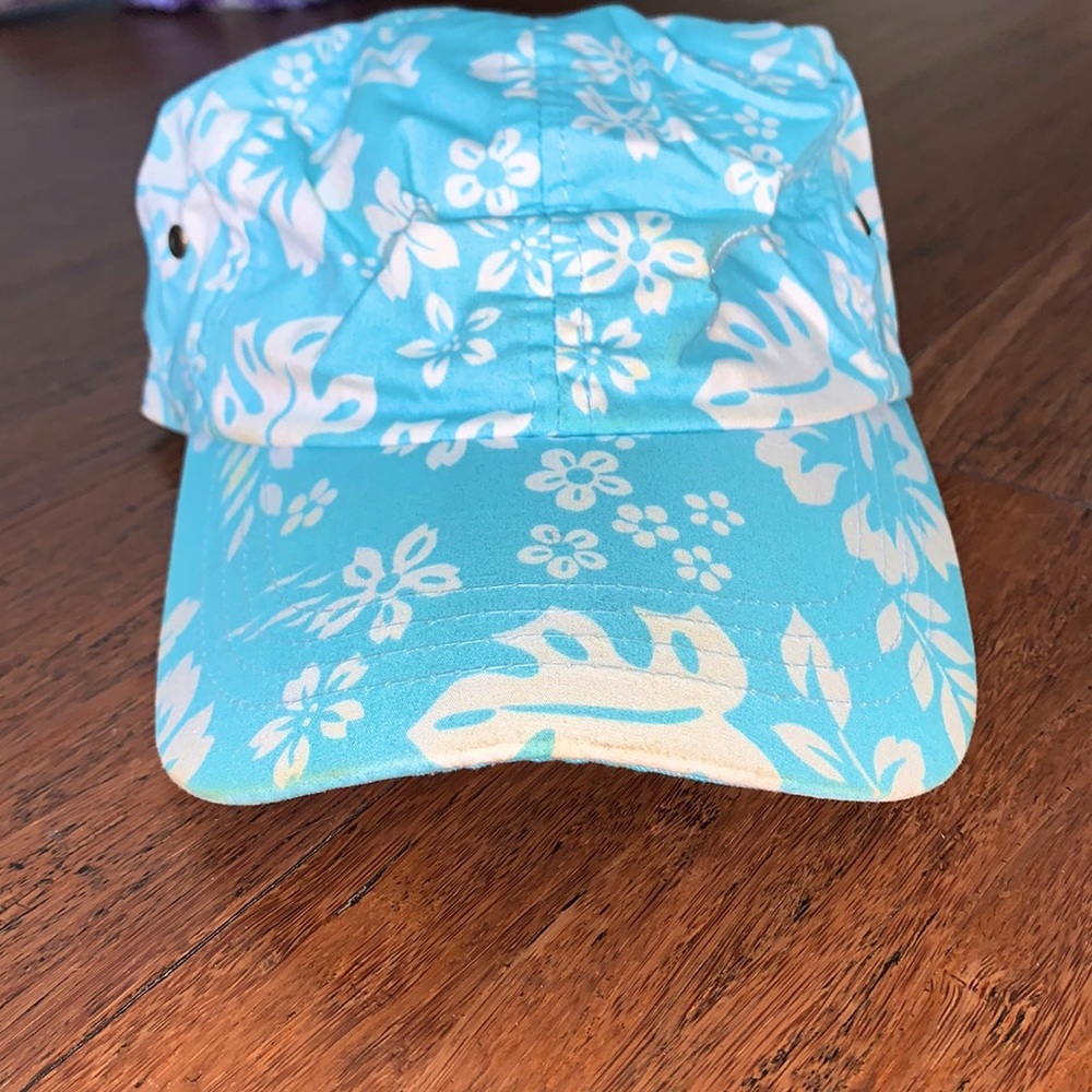 Adjustable electric blue and white Hawaiian print baseball caps!